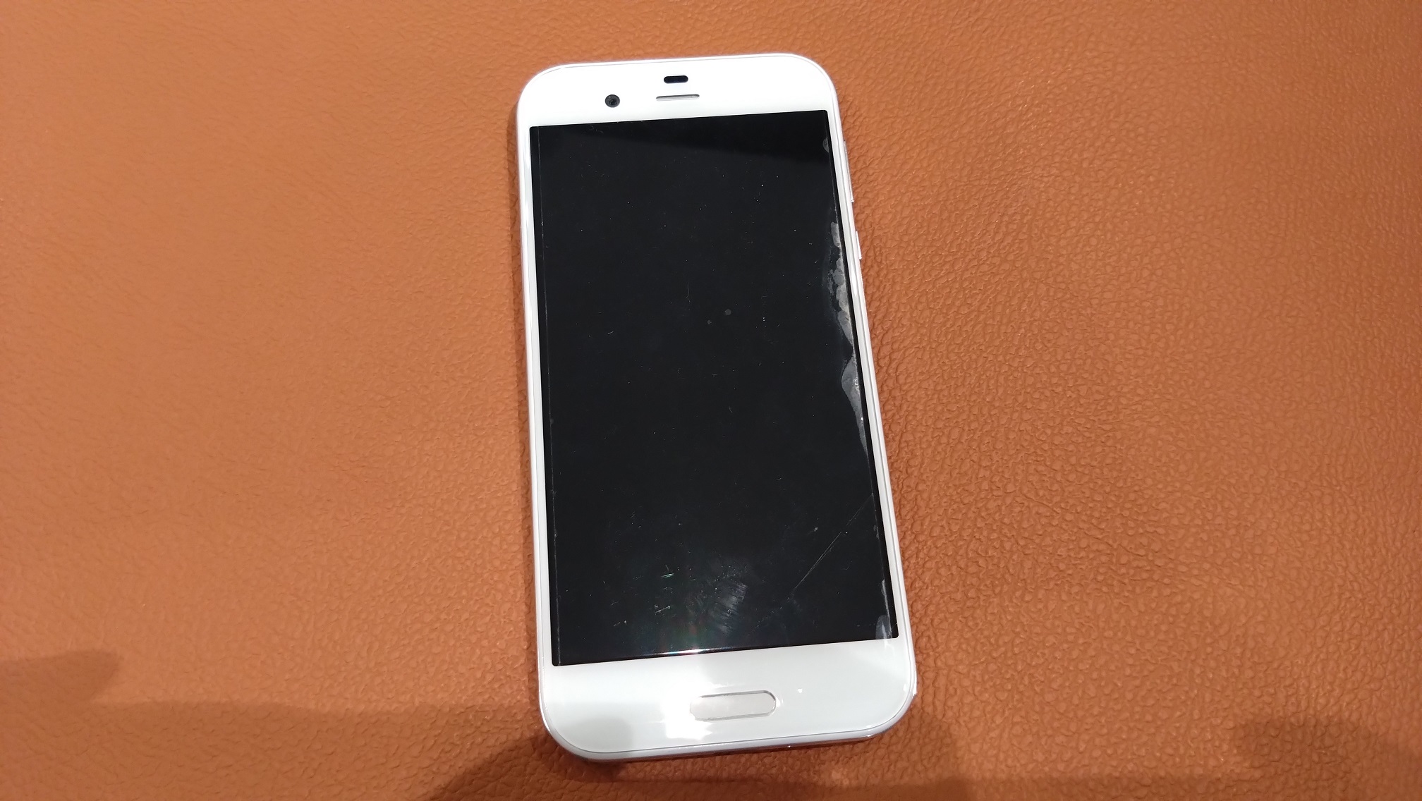 バッテリーが膨張しているAQUOSR3（アクオス）バッテリー交換修理を承りました！